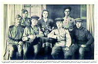 Фотография _моего_деда_отца_моего_отца_-_Михаила_Николаевича_с_однополчанами_где_то_в_Европе_он_справа_cmyk