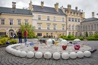 pocta sklarum_instalace_plastiky