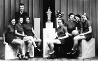 Družstvo žen_s_prvním_pohárem_1937_foto_zdroj_archiv_Házená_VM