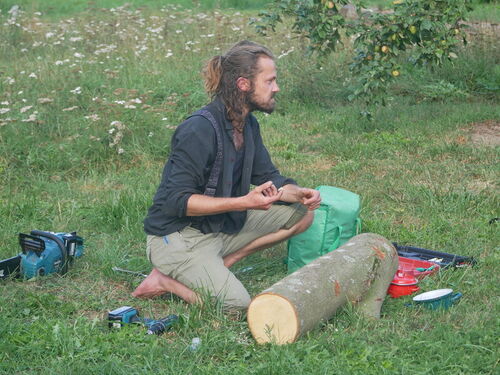 Jirka Šťásek_při_zakládání_houbové_zahrádky