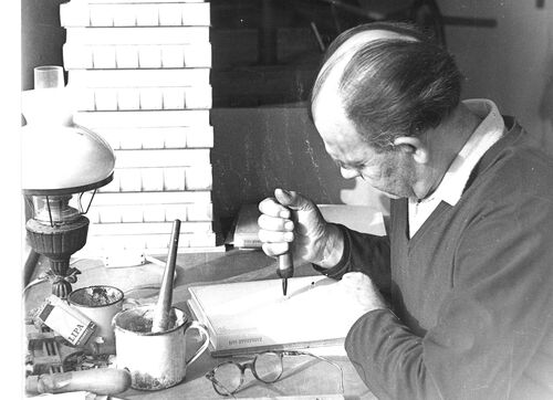 Fond B16_-Stanislav_Vodička_při_práci