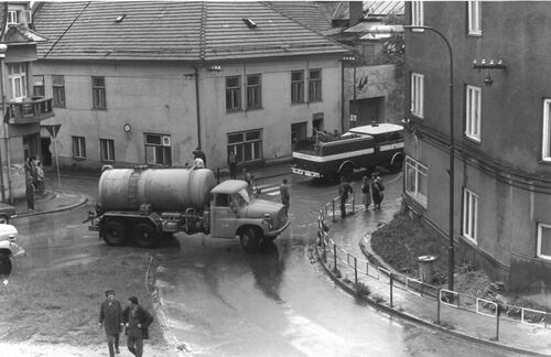 F 346.1_povodeň_21.5.85_ve_12.10_hod_vjezd_na_náměstí_foto_M._Fiedler