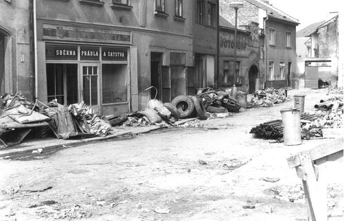 F 346.21_po_povodni_30.5.1985_foto_M._Fiedler_spodní_strana_náměstí_pod_radnicí