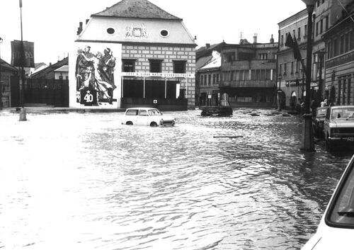 F 346.30_povodeň_květen_1985_pohled_na_starou_budovu_radnice_s_tribunou