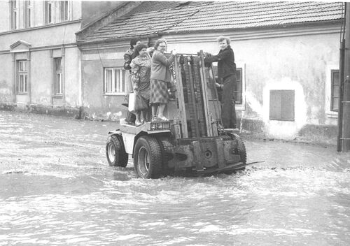 F 346.46 povodeň květen 1985 - transport na destě copy copy