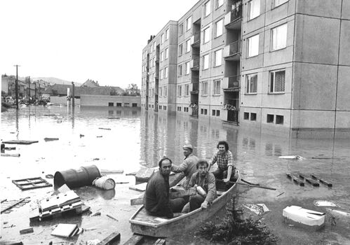 F 369.29_povodeň_kvěěten_1985_sídliště_Hornoměstská_foto_Z._Procházka