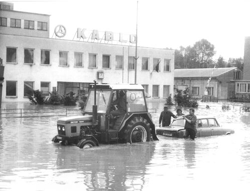 F 370.2_povodeň_21.5.85._ve_13.05_hod_před_podnikem_KABLO_foto_Miloš_Vokoun