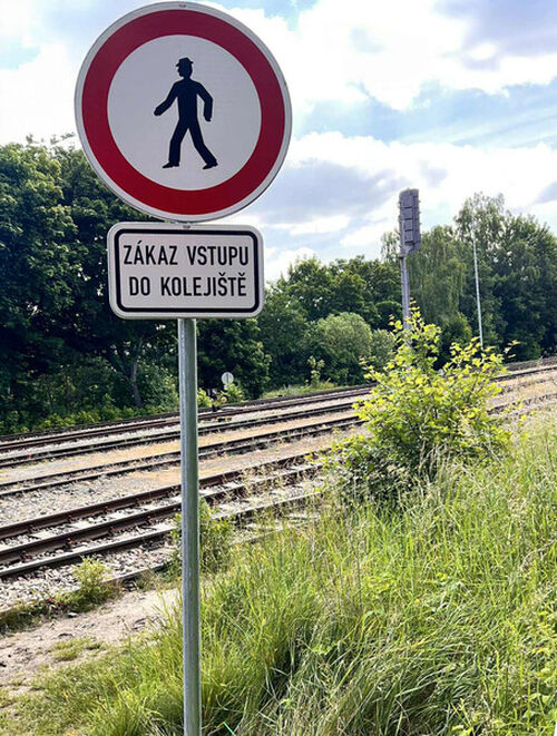 Zákaz vstupu_do_kolejiště_2_upr