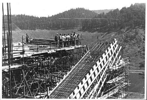 Pohled na_vyšalovanou_a_vyarmovanou_budoucí_železobetonovou_část_mostu