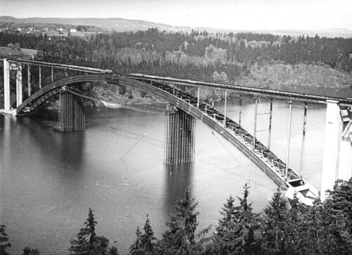 Závěrečná montáž_ocelové_mostovky_-_soukr._archiv_T._Jandy_pozůstalost_ing._Zemana