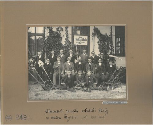 F 249.4_Chovanci_rolnické_školy_uprostřed_V._Myslivec