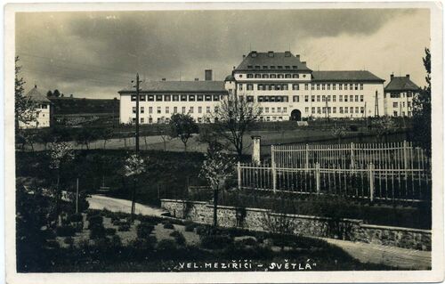 Škola Světlá, v popředí zahrada továrníka Sáblíka