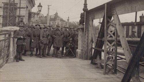 Legionáři na_mostě_v_Bratislavě
