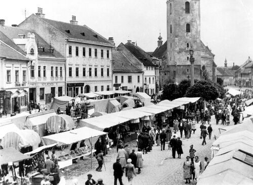 01. Trh_na_náměstí