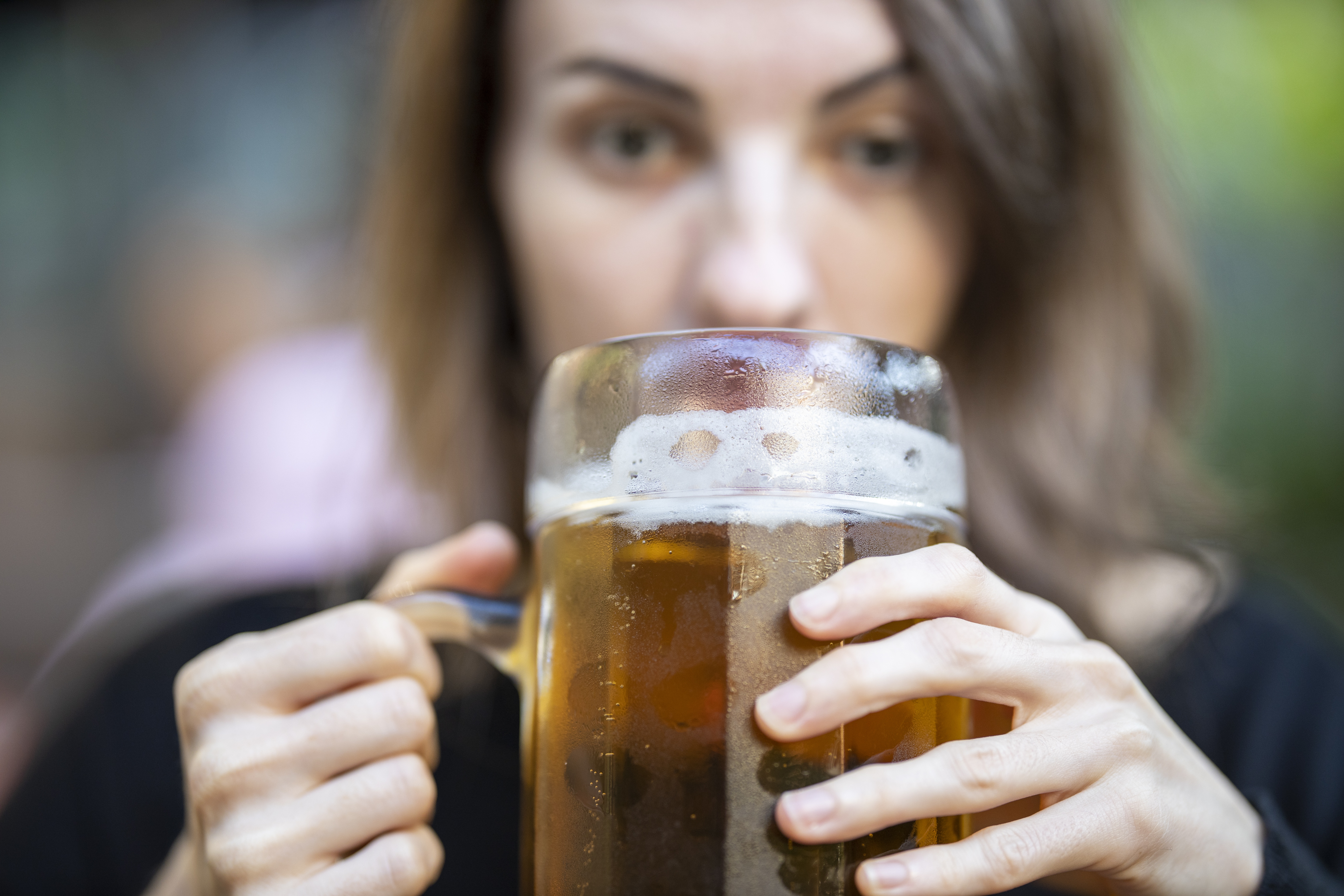 Плохие пьют пиво. Женщина пьет пиво. Пивной алкоголик. Женский пивной алкоголизм. Девушка с пивом.