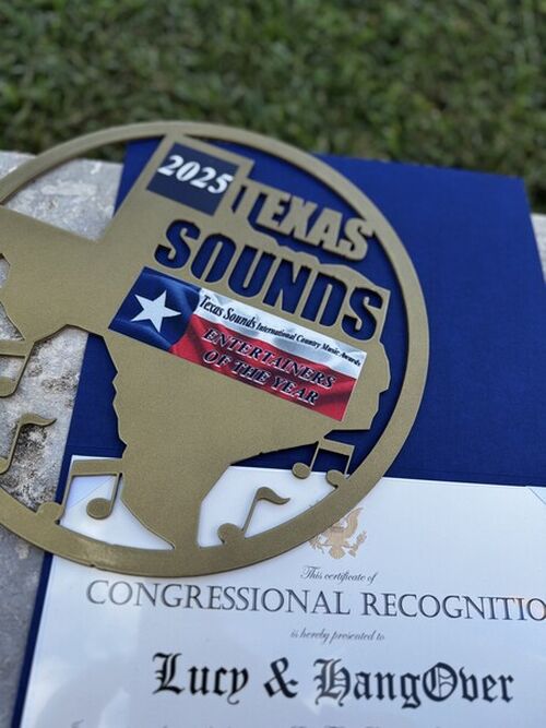 Lucy _HangOver_CMA_vyherci_plaketa