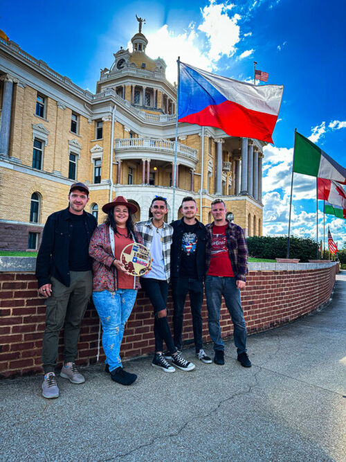 Lucy _HangOver_CMA_vyherci_vlajka